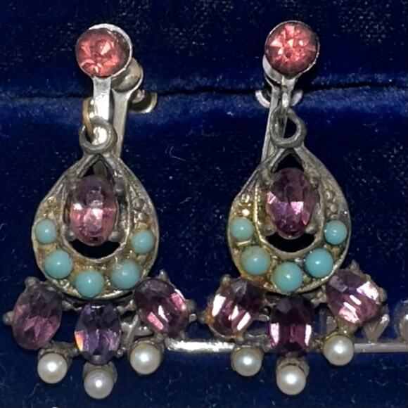 Vintage silver tone purple rhinestones faux turquoise pearls screw back earrings - Picture 4 of 8